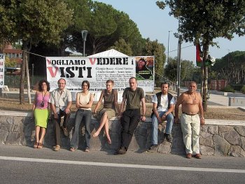 The seven hunger strikers on September 3, the forth day of the protest, in front of the banner: 